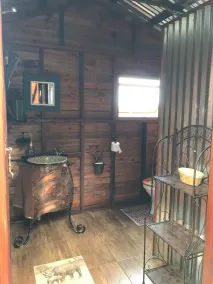 Knysna Lodge - Self Catering Accommodation with Woodfired Hot Tub - Badezimmer