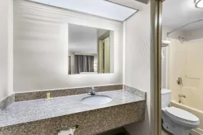 Days Inn by Wyndham Enterprise - Salle de bain