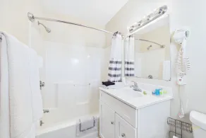 Rally Point Inn & Pub - Bathroom
