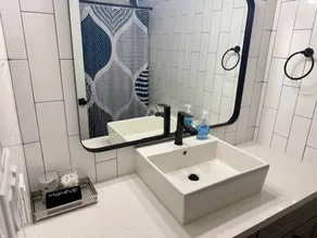 Near Airport, Hospital, MidTown, 58 TV - Apt 254 - Bagno