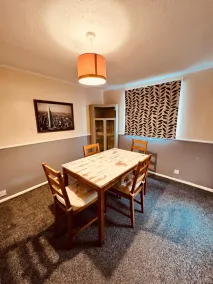 Comfortable Two Bedrooms House DL5 with Garden Parking and Free WiFi - Salle à manger