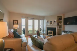 Stunning Views & Beach Access: Plattsburgh Getaway - Interni