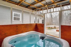 Family-ready Efland Home w/ Hot Tub + Deck - Innvendig