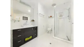 Hilltop Views - Bathroom