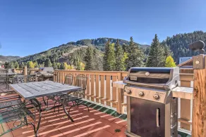 Steps to Main St! Red River Condo w/ Mtn-View Deck - Interni