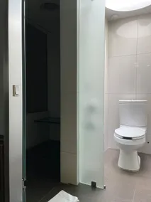 NewPort love hotel - Baño