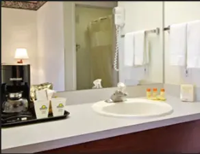 Days Inn & Suites by Wyndham Gresham - Salle de bain
