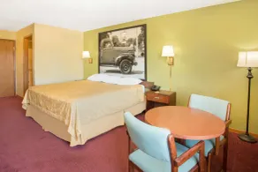 Super 8 by Wyndham Normal Bloomington - Chambre