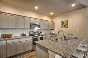 College Station Townhome w/ Furnished Patio! - Interiør