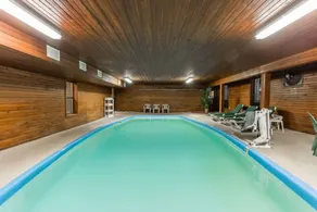 Days Inn by Wyndham Colby - Piscina