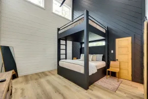 Stunning Cabin w/ Hot Tub, 1 Mi to Broken Bow Lake - Værelse
