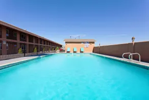 Days Inn by Wyndham Chowchilla Gateway to Yosemite - Pool