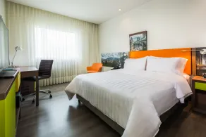 Hampton by Hilton Medellin - Room