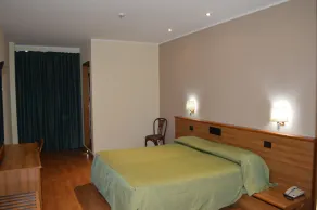 Canadian Hotel - Room