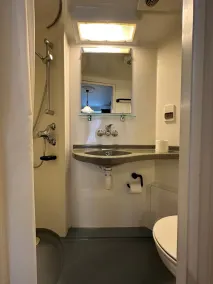 Tudor Court Hotel - Bathroom