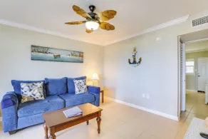Gulf Getaway With Porch + Direct Beach Access! - Innvendig