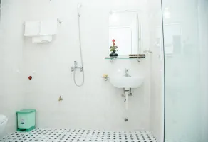 Hoang Ngan Hotel - Bathroom