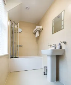 Maple Manor Hotel  - Baño