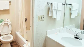 Studios & Suites 4 Less Charlotte - Baño