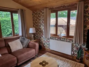 Cabin Sleeps 4 with Hot Tub and Parking - Coin séjour