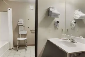Super 8 by Wyndham Sioux Falls/41st Street - Salle de bain