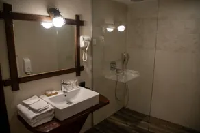 Bahus Inn - Bathroom