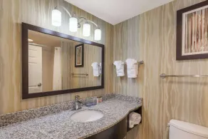 La Quinta Inn & Suites by Wyndham Tulsa Midtown - Salle de bain