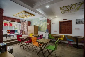 Royal Family Hotel - Lobby sitting area