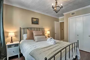 Classic Fells Point Condo on Broadway Square! - Værelse