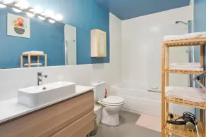 Greeg Court - Bathroom