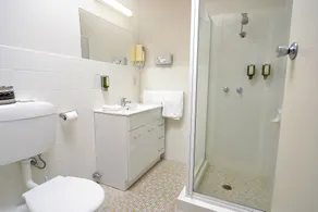 Alexander Motor Inn - Bathroom