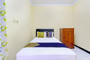 SPOT ON 93007 Guest House Lestari - Room