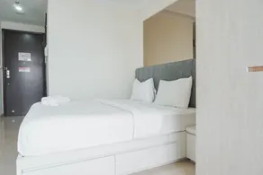 Best Studio with Pool View at Menteng Park Apartment - Room