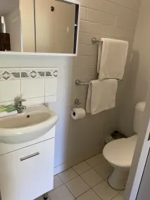 Millers Cottage Motel - Bathroom