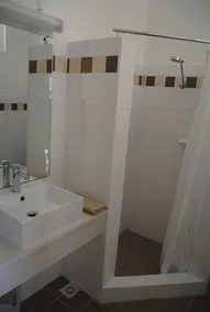 Airlie House Motor Inn - Bathroom