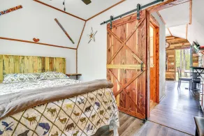 Mtn-view Cabin w/ Deck & Fire Pit in Des Arc! - Innvendig