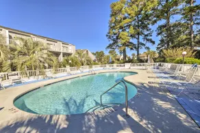 4 Mi to Cherry Grove Beach: Studio w/ Pool Access - Interior