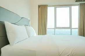 Cozy Living 1BR at Tifolia Apartment By Travelio - Zimmer