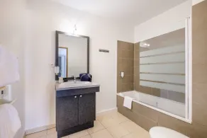 Comfort Aparthotel Antibes Le Maestria - Bathroom