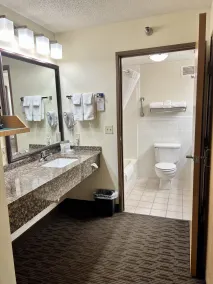 AmericInn by Wyndham Iowa Falls - Badeværelse