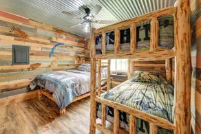 Lakeside Cabin w/ Fire Pit: Near Pine Point Park! - Innvendig