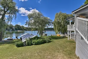 Cozy Lakefront Lapeer House w/ 2 Paddle Boats! - Interni