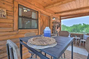 Chic Thorndale Cabin w/ Fire Pit & Fishing Pond - Interiør