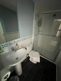 Crofton House Hotel - Bathroom