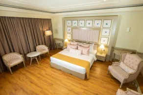 Grandeeza Hotel by Galison - Room