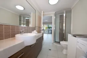 Marlin Waters Beachfront Apartments - Bathroom