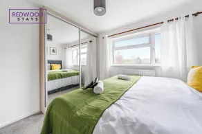 Cosy 3-Bedroom Serviced House with Free Fast WiFi and Parking for 2 Cars By Redwood Stays - Zimmer