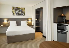 B&B HOME Rueil-Malmaison Gare - Chambre