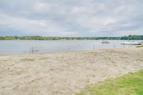 Walk to Beach & Lake: Idyllic Escape in Edinboro! - Innvendig