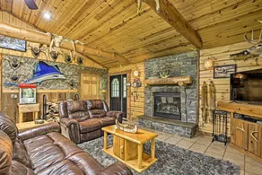 Scenic Cabin on 2 Acres Near Lake Holcombe Marina! - Interiør